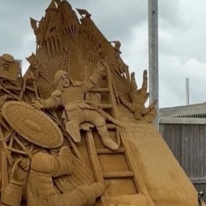Artistas criam esculturas gigantes de areia reciclada