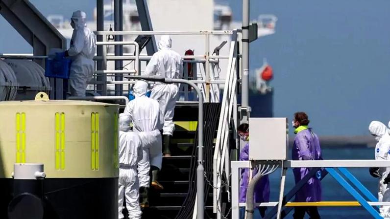 Desembarque controlado da tripulação do MV Hondius no porto de Roterdã, na Holanda