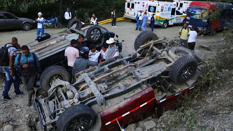 Veículos danificados após um ataque na rodovia Pan-Americana, em Cajibío, na Colômbia, em 25 de abril de 2026.