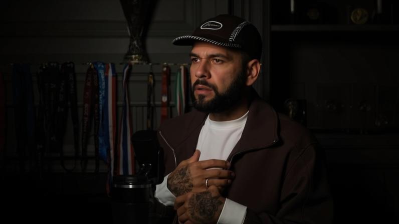 Daniel Alves. (Foto: Reprodução/YouTube/Marcos y Fer Brunet).