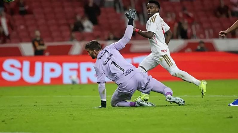 Internacional,com camisa em alusão ao título mundial,meta 4 a 1 no Vasco.
