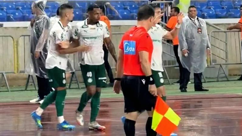 Bruno Fuchs pistola por ter o seu gol anulado.