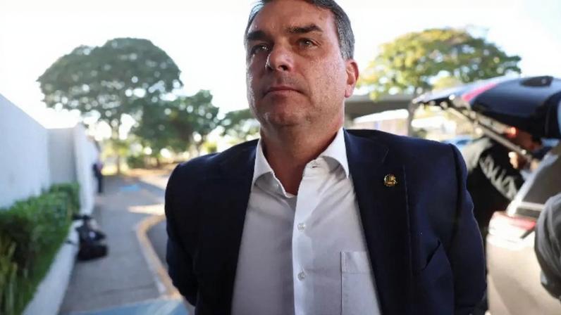 Senador Flávio Bolsonaro conversa com jornalistas no Aeroporto Internacional de Brasília 15 de maio de 2026 REUTERS/Adriano Machado
