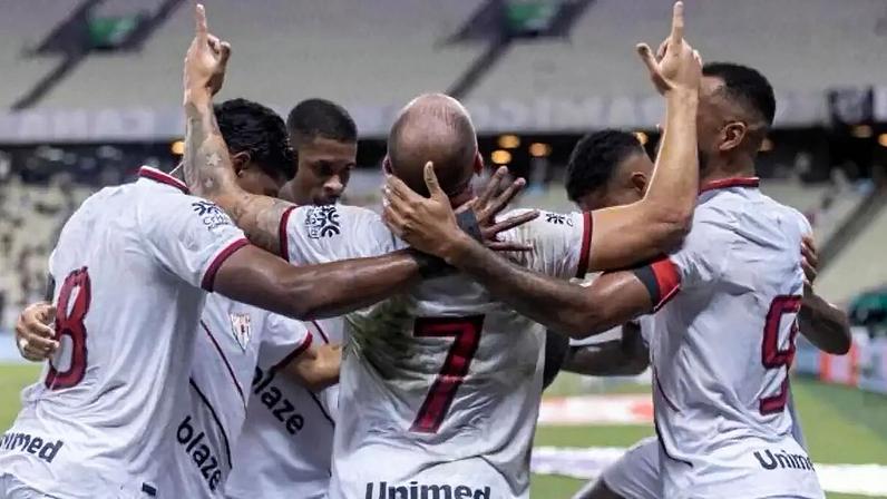 Gustavo Coutinho festeja seu gol de pênalti, o que assegurou o triunfo do Atlético-GO em pleno Castelão –