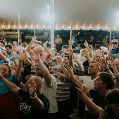 Fila para batismo em culto em tenda nos EUA aponta busca por Jesus