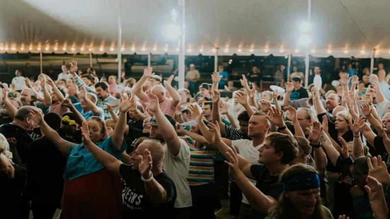 Fila para batismo em culto em tenda nos EUA aponta busca por Jesus