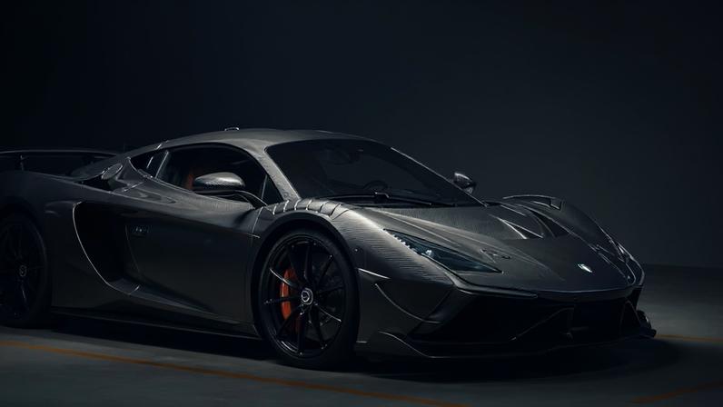 Fábrica da Lamborghini mostra a união entre trabalho humano e robôs na montagem quase artesanal dos supercarros