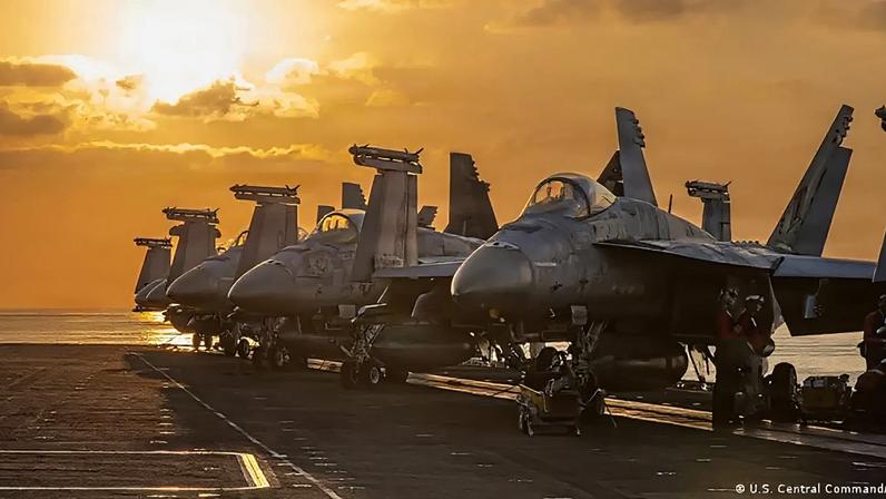 Aeronaves no convés do USS Abraham Lincoln, maior porta-aviões do mundo