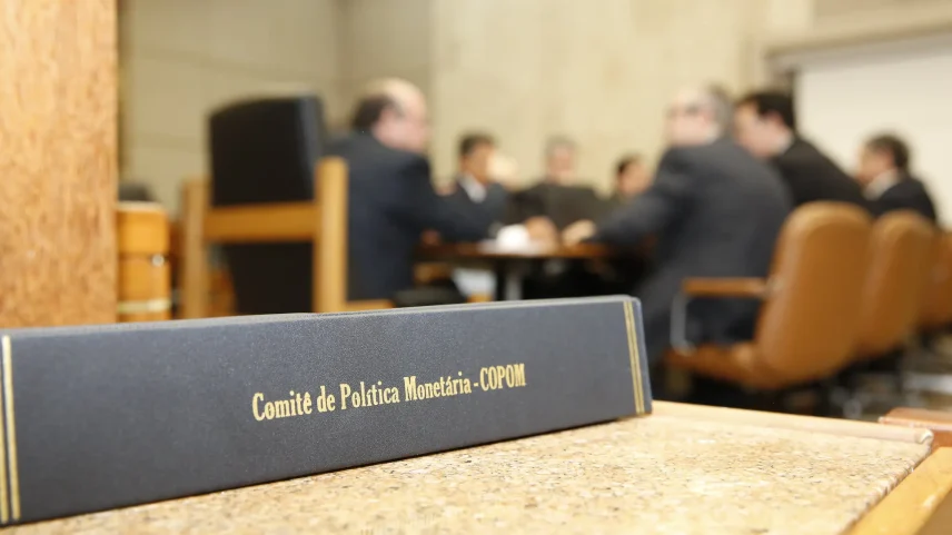 Colegiado levou em conta tensão no oriente médio para manter corte lento, mas citou situação da dívida pública. (Foto: Beto Nociti/BCB)