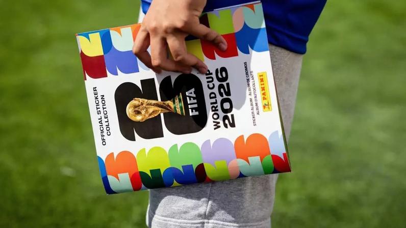 Álbum da Copa funciona como "treino social" contra a ansiedade e ajuda na socialização de pessoas com TEA, aponta psicólogo. Entenda!