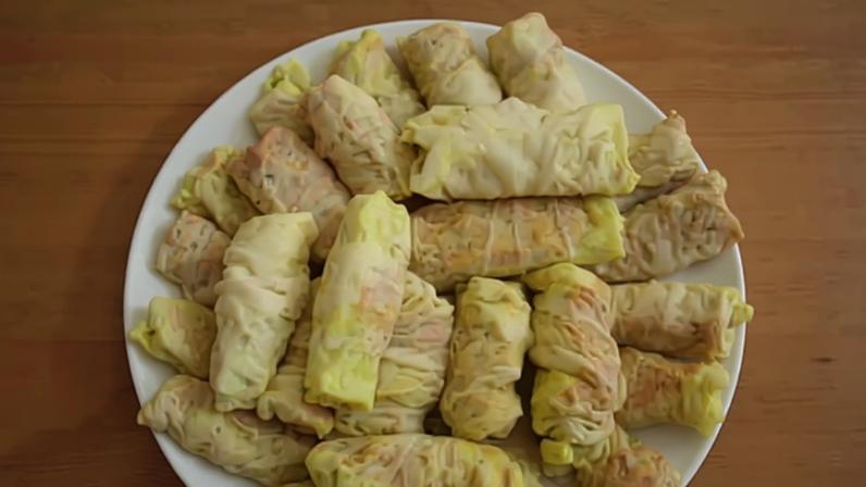 Sarmale: prato romeno tradicional com folhas de repolho recheadas
