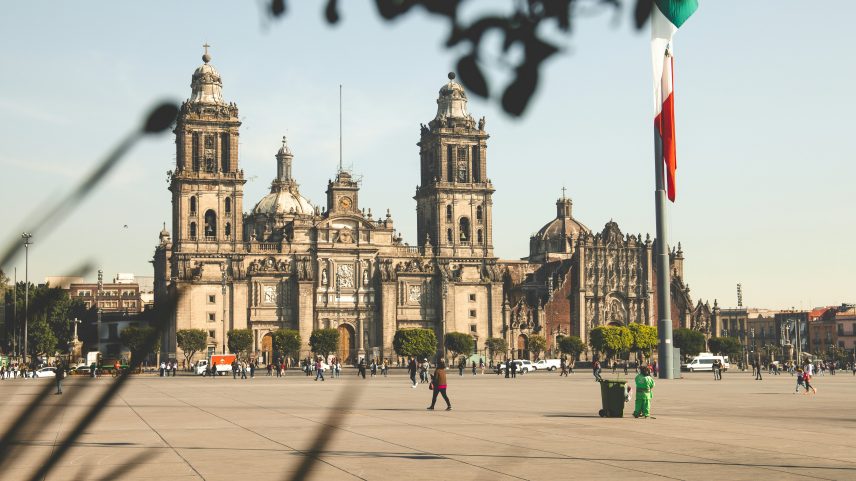 México reforça orientações sobre vistos, imigração e residência.