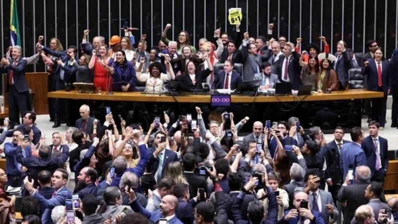 Deputados celebram aprovação de texto que acaba com a jornada 6x1