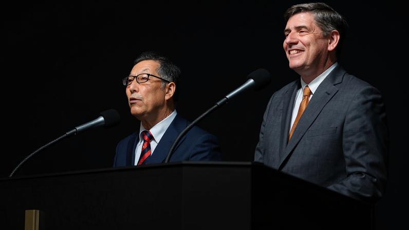 O evangelista Will Graham prega durante o evento “Celebração da Esperança e do Amor”, no Japão. (Foto: BGEA)
