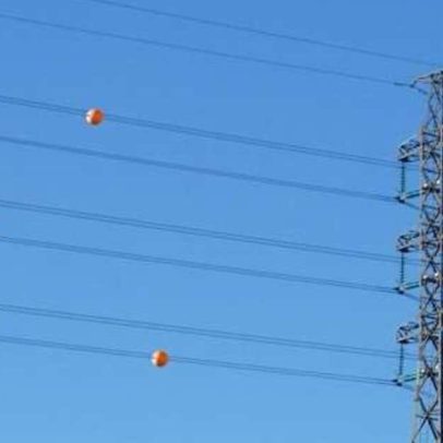 Bolas laranja em fios de energia: para que servem as sinalizações