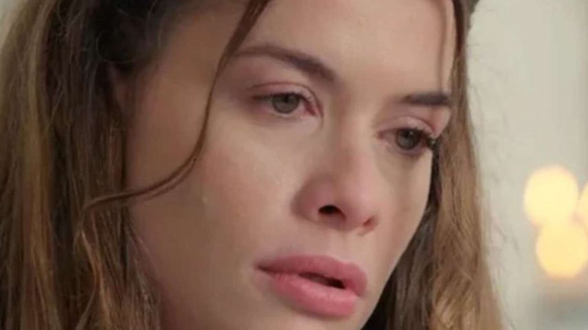 Lívia abraça a avó durante descoberta de familiaridade em Além do Tempo.