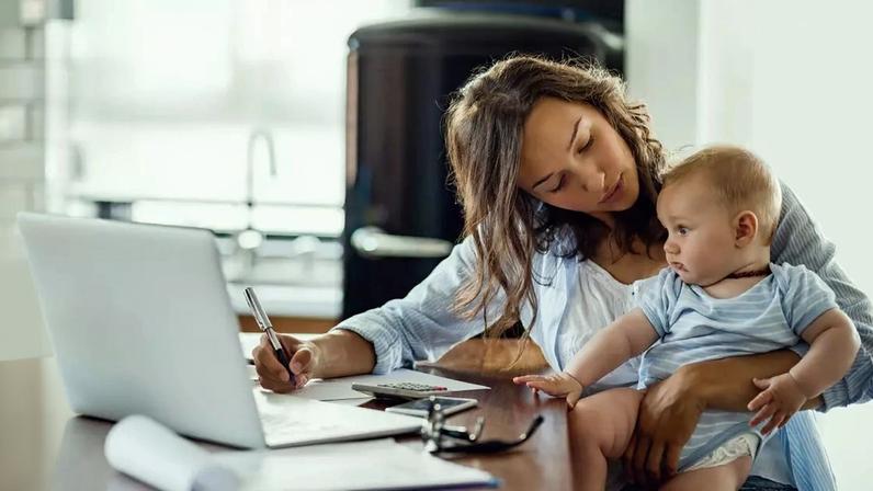 Carreira e maternidade: como manter a organização financeira