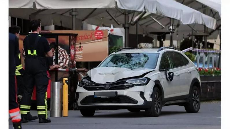 Duas pessoas morreram e várias outras ficaram feridas nesta segunda-feira, 4 de maio de 2026, depois que um carro invadiu uma área de pedestres em Leipzig, no leste da Alemanha