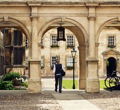 Cambridge busca acordo com Ministério da Defesa saudita, apesar de preocupações com direitos