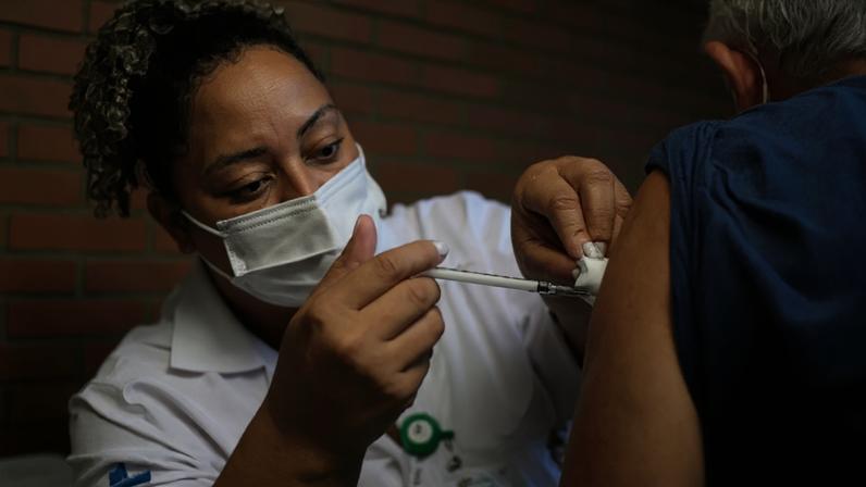 Vacinação contra gripe para toda a população da cidade de SP começa nesta segunda-feira