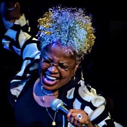 Ícone da música brasileira Sonia Santos volta aos palcos aos 82 anos