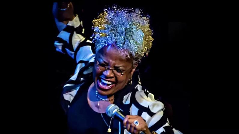 A cantora Sonia Santos fez de Los Angeles um polo de expressão afro-brasileira.