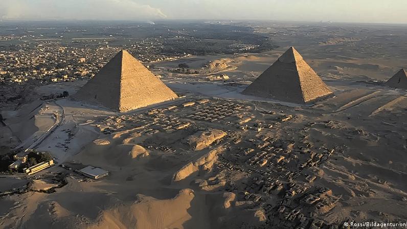 As Pirâmides de Gizé, em Cairo: Quéops (esq.), Quefrén (centro) e Miquerinos (dir.)