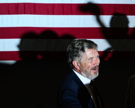Trump afasta eleitores antes das midterms, diz Massie após derrota na primária