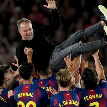 Barcelona anuncia renovação de Hansi Flick após título da La Liga