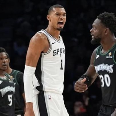 Wembanyama soma 39 pontos, 15 rebotes e 5 tocos na atuação nos playoffs