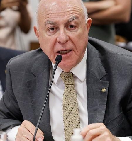 28.abr.2026 - O deputado Arnaldo Jardim (Cidadania-SP), relator do parecer sobre terras raras na Câmara