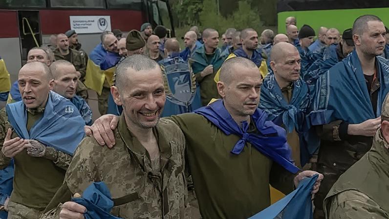 Troca de prisioneiros avança; 24 mortos em ataque russo a apartamentos em Kiev