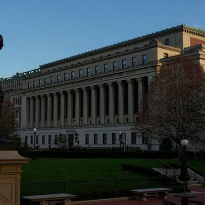 Columbia demite funcionário por ajudar namorada de Epstein a entrar em programa