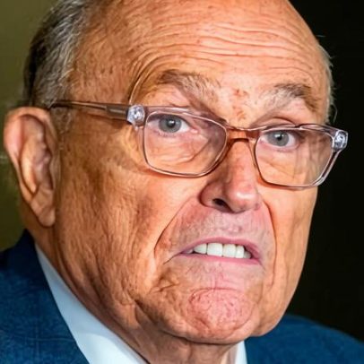 Rudy Giuliani respira por conta própria após internação por pneumonia