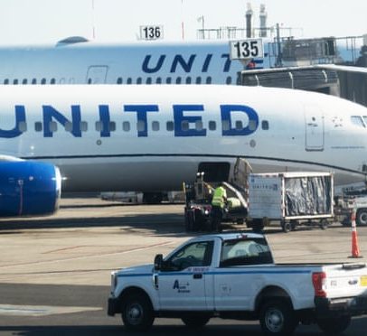 Voo da United entre Chicago e Minneapolis desviado após intrusão no cockpit