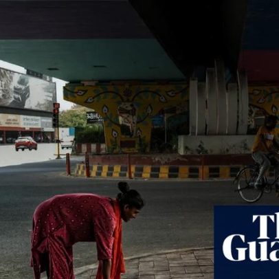 Sob a ponte de Delhi, família sem-teto encara o calor extremo