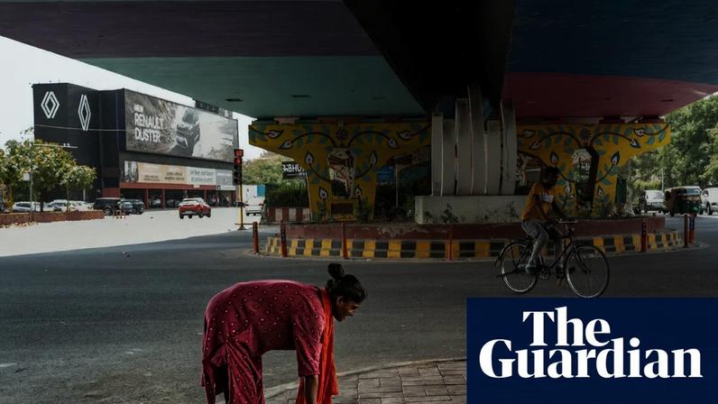 Sob a ponte de Delhi, família sem-teto encara o calor extremo