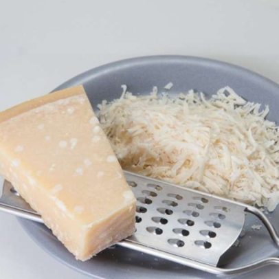 Parmesão: origem dos cristais de sabor e o encanto do queijo