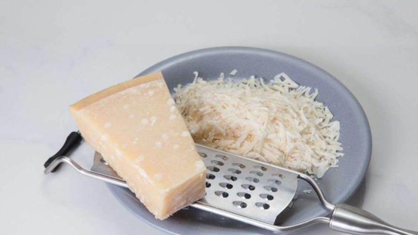 Parmesão: origem dos cristais de sabor e o encanto do queijo