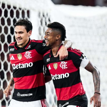 Flamengo vence com gols no final e mira liderança na Libertadores