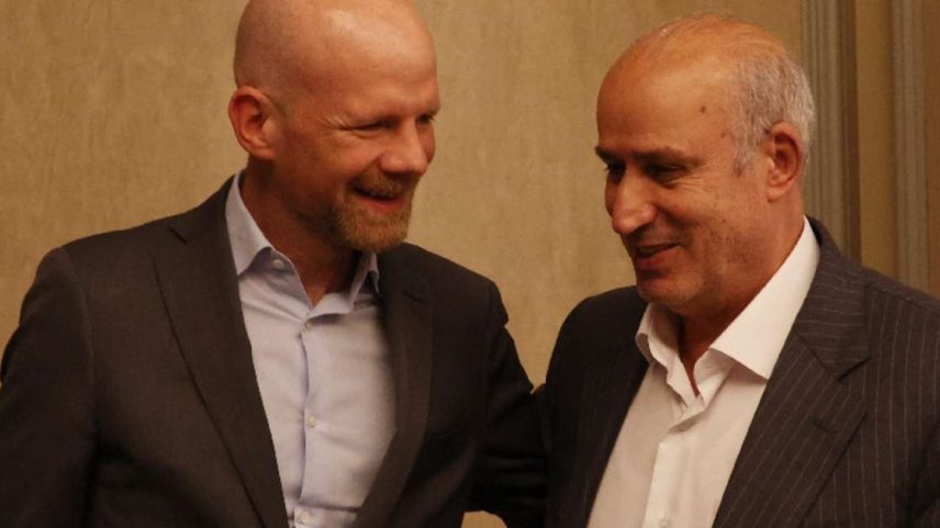O presidente da Associação de Futebol do Irã, Mehdi Taj, se reúne com o secretário-geral da Fifa, Mattias Grafstrom - Istambul, Turquia - 16 de maio de 2026 O presidente da Associação de Futebol do Irã, Mehdi Taj, e o secretário-geral da Fifa, Mattias. Grafstrom REUTERS/Murad Sezer