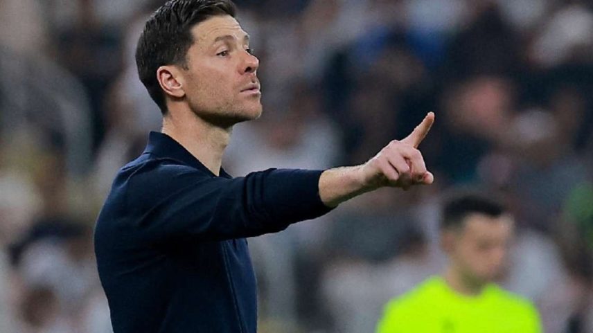 Futebol - Supercopa da Espanha - Semi Final - Atlético de Madrid x Real Madrid - King Abdullah Sports City, Jeddah, Arábia Saudita - 8 de janeiro de 2026 O técnico do Real Madrid, Xabi Alonso, reage REUTERS/Stringer/File Photo