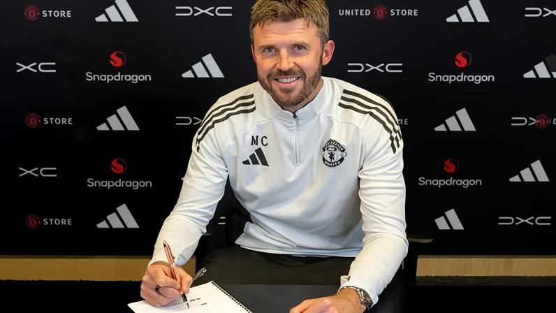 Michael Carrick signs his permanent deal at Manchester United