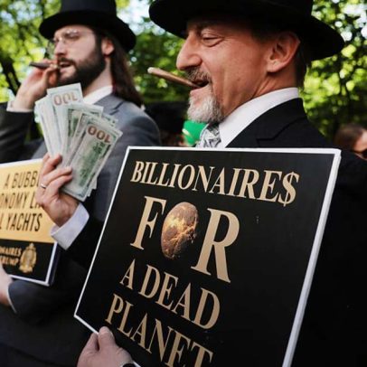 Manifestantes miram Bezos e Trump durante Met Gala