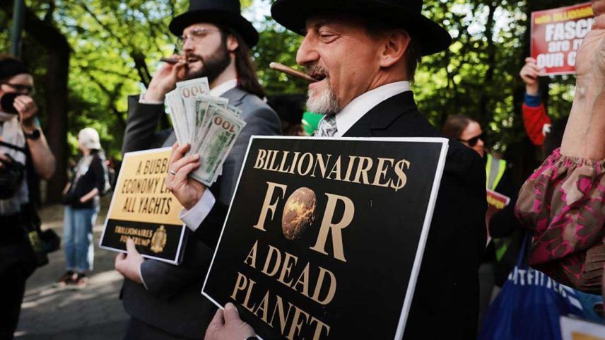 Apesar do clima de tensão nas ruas, o Met Gala seguiu sua programação com o objetivo de arrecadar fundos para o Costume Institute