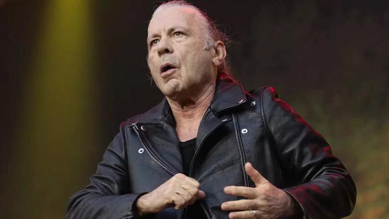 O vocalista Bruce Dickinson durante show do Iron Maiden em Londres, 2025