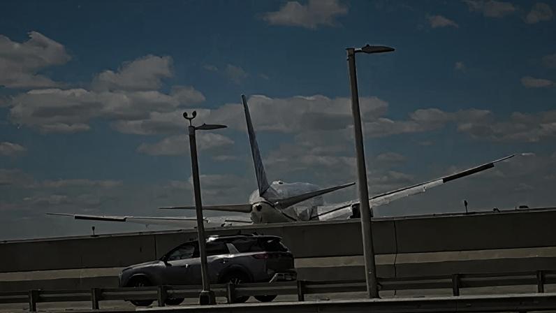 Uma pessoa fica ferida após avião atingir caminhão durante aterrissagem em Newark