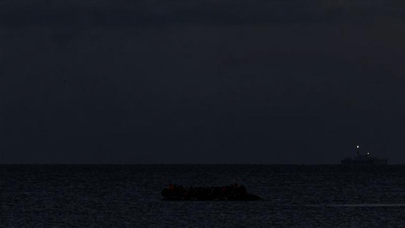 Migrantes tentam atravessar o Canal da Mancha em barcos usados por coiotes, como essa embarcação retratada ao largo da costa de Gravelines, no norte da França, em 14 de abril de 2026.