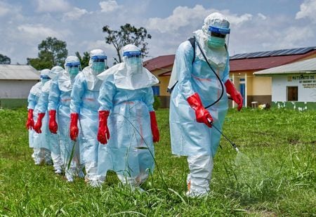O Ebola se espalha por contato direto com fluidos corporais de pessoas infectadas e é fatal
