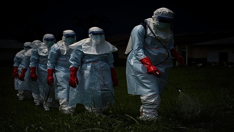Funcionários da Cruz Vermelha desinfetam hospital de Rwampara no Congo